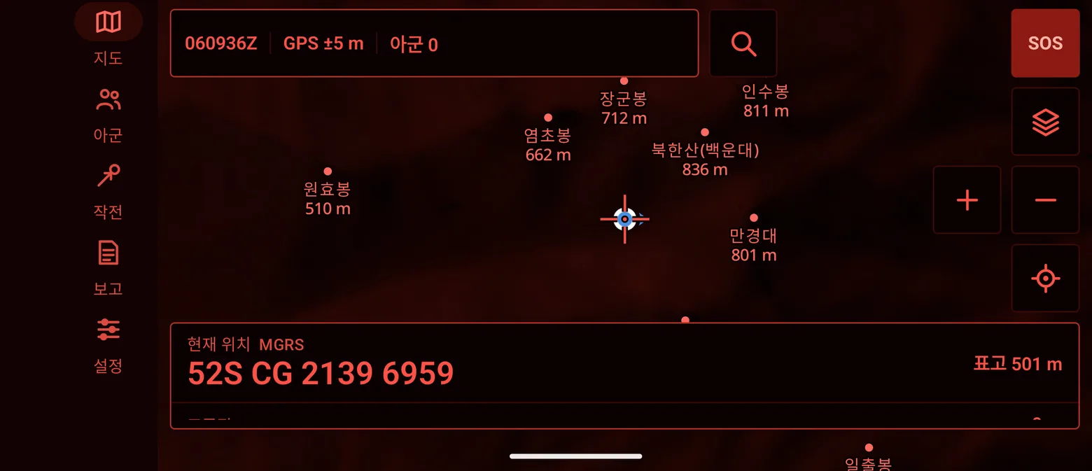 같은 지도의 야간(적색) 모드: 화면 전체를 적색 계열로 바꿔 암순응을 유지