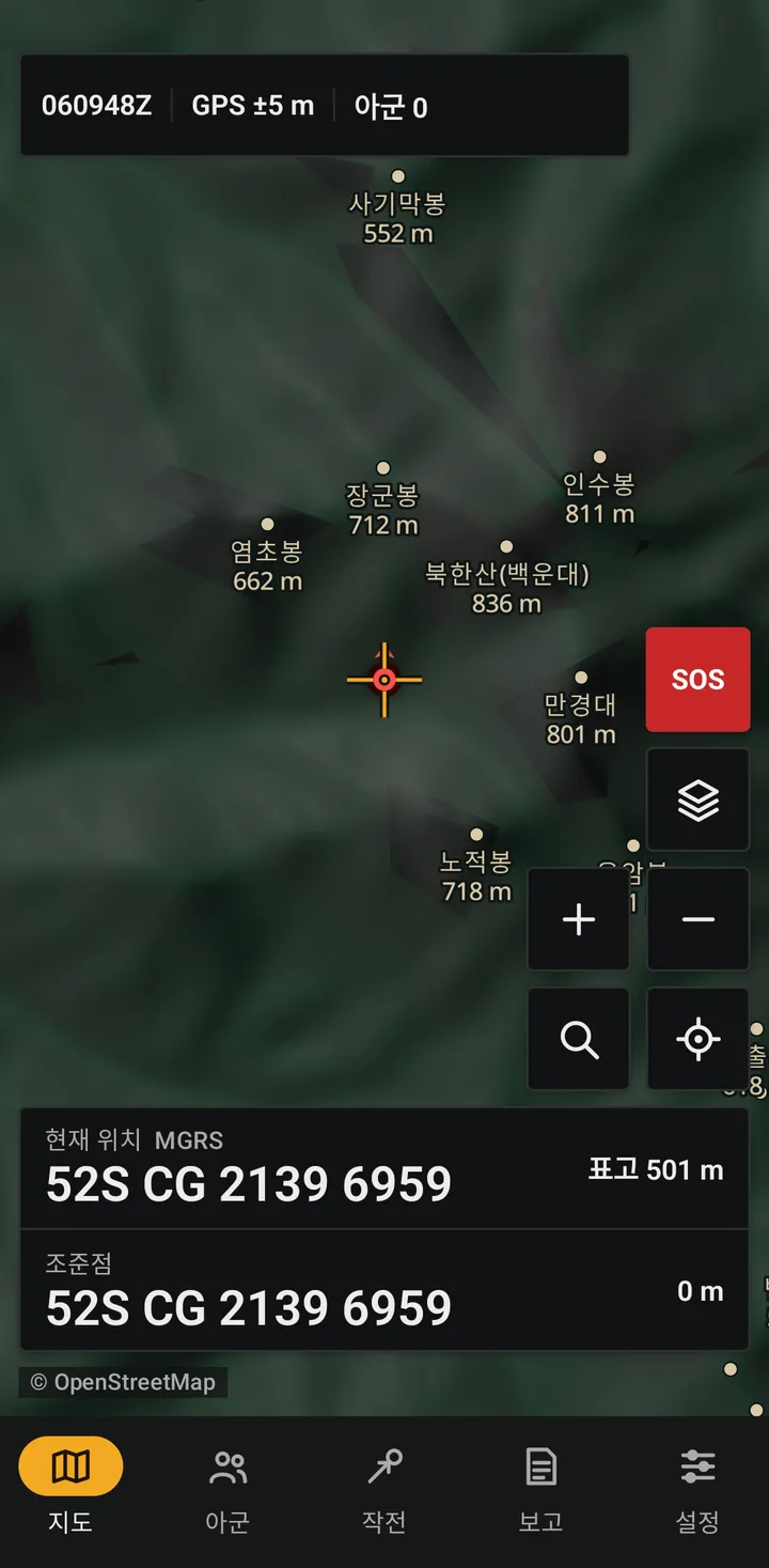 Honey Badger 앱 실제 화면(세로, 저조도 모드): 북한산 일대 지도와 봉우리 표고, 조준점, 현재 위치 MGRS 52S CG 2139 6959, 하단 탭